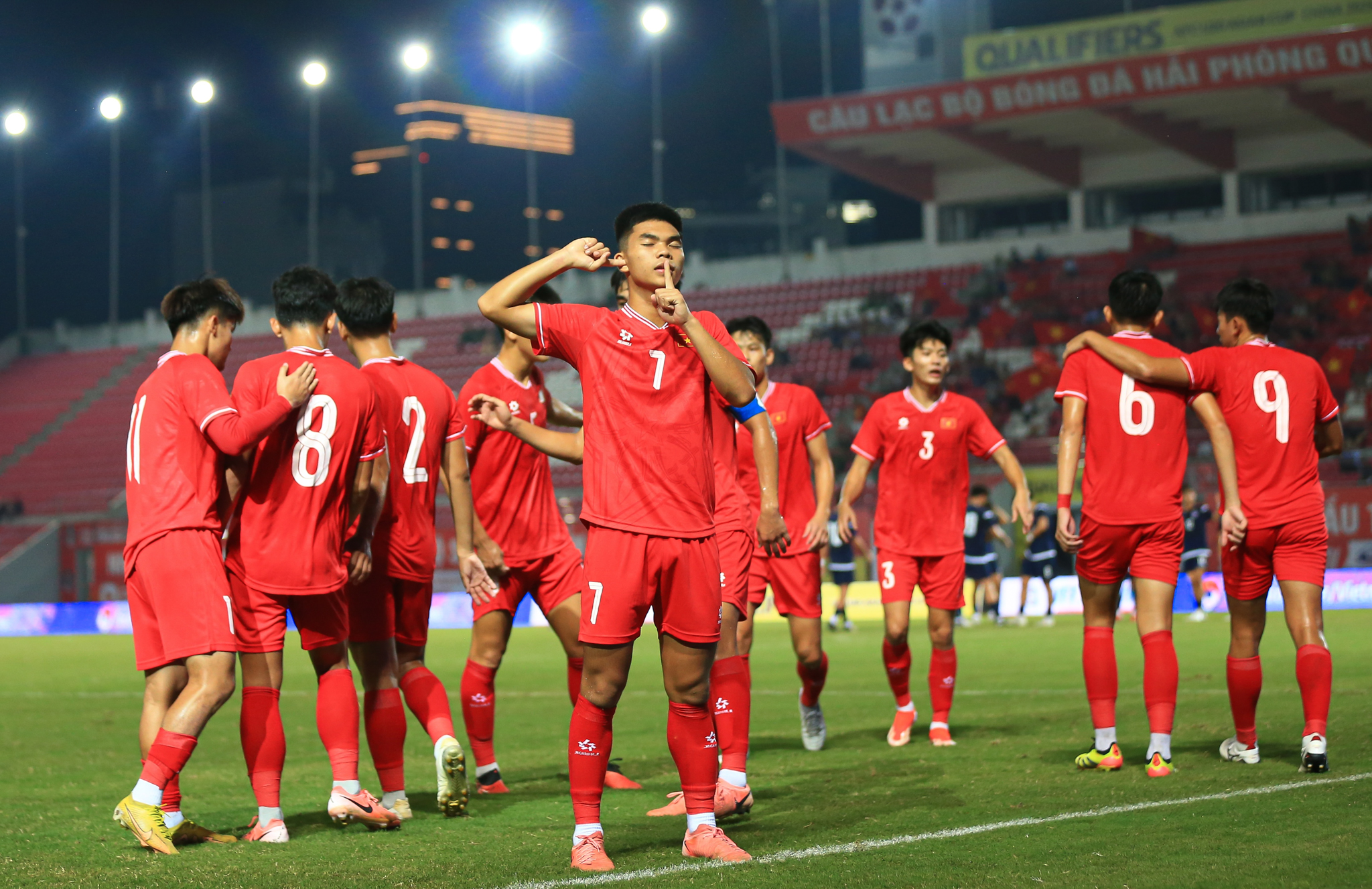 Cầu thủ U20 Việt Nam rách môi sau pha va chạm với thủ môn U20 Guam 2